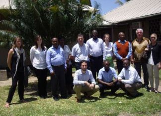 Conocimiento vasco aplicado en África, para mejorar su agricultura Neiker-Tecnalia e Inkoa lideran un proyecto para promover la innovación en toda la cadena de valor de la patata en el este de África. Técnicos vascos responsables del proyecto en África