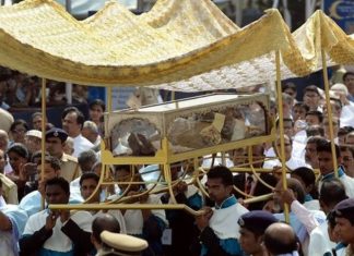 De nuevo… San Francisco Javier, venerado en Goa, NO fue español San Franciso Javier. The casket was carried through the streets of Goa from the Basilica of Bom Jesus to the Se Cathedral