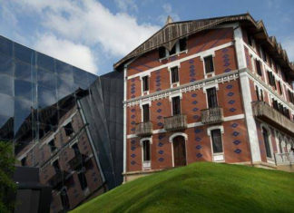 Desde Los Angeles: «Balenciaga, el diseñador español que nació en Getaria» Cristóbal Balenciaga museum, left, attached to a former palacio in Getaria, Spain. (LAObserver)