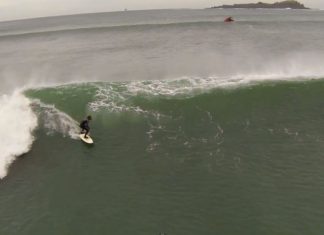 La «ola izquierda» de Mundaka, y sus «surfers», grabada desde un drone (vídeo) Imágenes de la competición Red Bull Rivals, grabadas desde el aire por Airekitan