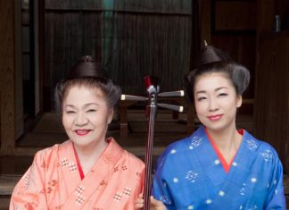 El inglés que «tiende puentes» entre Okinawa y Euskadi (videos) Oshiro & Horiuchi Cantantes de minyo (musica popular de Okinawa)