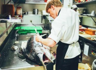 De Gran Bretaña a una espectacular Gipuzkoa. Un viaje de tres días (Vídeo) Restaurante Ziaboga-Hondarribia. Preparando un pez-espada