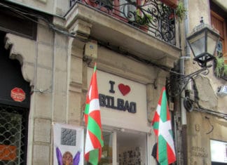 Una curiosa narración desde Canadá de un día en Bilbao Sue y Dave ante una tienda de recuerdos del Casco Viejo de Bilbao