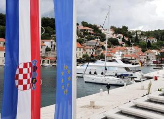 Turismo de Croacia. ¿ Hacia el modelo «Costa Brava» o hacia el modelo «Basque Country»? Bryn Colton I Bloomberg via Getty Images The Croatian national flag, left, sits alongside the European Union one