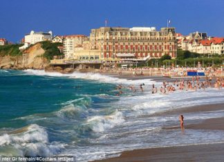 Biarritz desde el Daily Mail. Una gran mirada con algunos olvidos High and handsome: The Hotel du Palais adds an extra dash of charm to Biarritz's dazzling shoreline