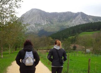 «Realmente, usted debe ir al País Vasco». Una filipina en el País Vasco, y los vascos en Filipinas Nuestra visitante filipina, paseando a las faldas del Anboto