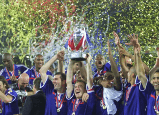 The Guardian habla del futbol en Iparralde como parte integrante del País Vasco Didier Deschamps lifts the Euro 2000 trophy. Photograph: Michele Limina/EPA