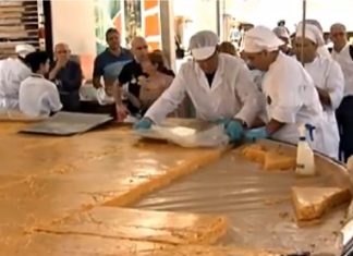 Vitoria. La tortilla de patatas más famosa, y cara, del mundo The giant tortilla being prepared in Vitoria, Spain. Photograph: YouTube