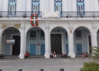 La Asociación Vasco Navarra de Beneficencia de Cuba sigue «muy viva» con sus 138 años La cita fue celebrada en la Plaza Vieja, en el Casco Histórico de La Habana. Ivet González/ IPS