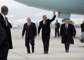 Basque speaker David Bieter is one of 5 role model mayors in the US el Presidente Obama y el alcalde Bieter descendiendo del Air Force One (Fotografía: Carolyn Kaster)