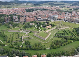 Un viaje por Euskadi de sur a norte. Con una mirada a Burdeos Vista aérea de Pamplona. La Ciudadela en primer término
