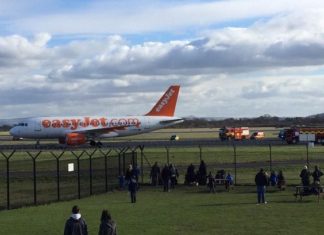 Un vuelo Manchester-Bilbao vuelve al aeropuerto inglés tras detectarse olor a humo en cabina El vuelo EasyJet EZY1877 en el momento del aterrizaje no programado en el Aeropuerto de Manchester, acompañado de camiones de Bobmberos El vuelo EasyJet EZY1877 en el momento del aterrizaje no programado en el Aeropuerto de Manchester, acompañado de camiones de Bomberos (fotografía: @daveb257)