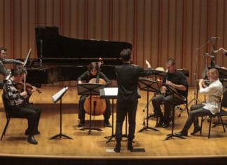 Ramon Lazkano konpositoreak AEBn estreinatu du Jonathan Hepfer, center, conducts the ensemble during the Monday Evening Concerts at the Colburn School's Zipper Concert Hall. (Fotografía: Lawrence K. Ho / Los Angeles Times)