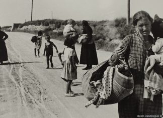 BBC. Las fotografías de la «Guerra Civil» del Museo de la Universidad de Navarra Refugees, by Agusti Centelles. He bought his Leica camera in 1934, paying for it in instalments. "I wanted to hunt down the story," he once said.