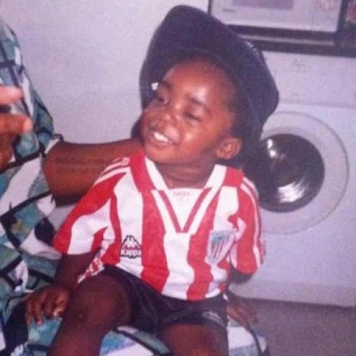 Iñaki Williams de niño con la camiseta del Athletic