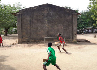 Pelotariak Togoko Errepublikan eta “Pilotari Klub” bat Okzitanian Pelotaris en la población de Kati en Togo (Togo19)