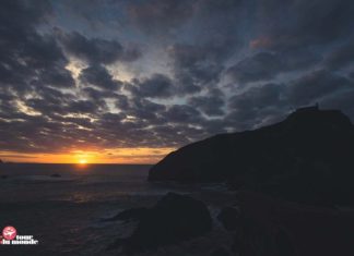 William y Cécile siguen emocionándonos. Ahora escribiendo de Gernika y Gaztelugatxe El sol se pone en San Juan de Gaztelugatze (Foto: Retour du monde)
