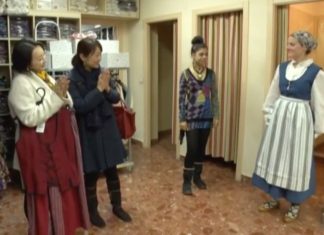 Programas sobre Araba y sobre la Comunidad Autónoma Vasca en Japón (Vídeos) En los programas se presta especial atención a la cultura tradicioanl vasca. En esta imagen se ve a las protagonistas del viaje, observando un traje tradicional de Araba