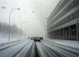Las nevadas sobre el País Vasco. Doble «foto del día» en Yahoo Cars queue to enter the Spanish Basque town of Vitoria during a snowstorm February 4, 2015. REUTERS/Vincent West