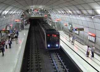 Metro Bilbao: “Gehiago egin gutxiagorekin”. Edo zelan aurreztu 1,3 MM euro urtean Una unidad de Metro Bilbao llega a una de las estaciones