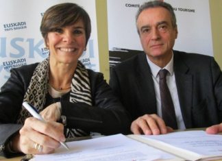 Construyendo País. Turismo de la CAPV y de Iparralde acuerdan trabajar de forma conjunta Miren Arantza Madariaga Aberasturi, directrice de Basquetour et André Berdou, président du CDT Béarn Pays basque. © f. m.