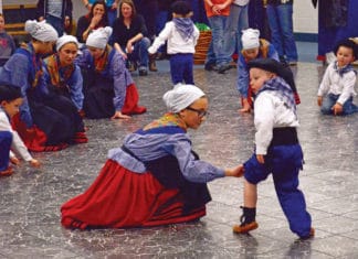 Dos fotos que se comentan a sí mismas. ¿Saben donde se han tomado? Grupo Beti Jai Alai de Ontario (Oregon)
