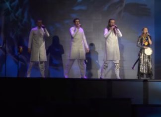 Historia bat osatuz (oraingoz): “Madonnak euskaraz kantatu zuenekoa” (bideoa) Madonna juento con el trio vasco Kalakan en un momento de la gira mundial 2012