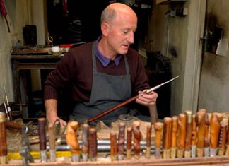 Makilak zer diren azaltzen Kanadan Les makhilas servaient autrefois à se défendre des loups et des assaillants.Photo AFP