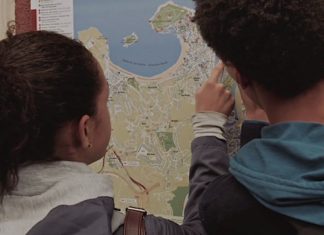 Richmond-etik Europara begira, Donostiako mapa eta guzti (Bideoa) Fotograma del corto Abroad de Alec Gary