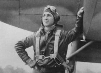 A posthumously honoured Basque-American WWII hero Manuel Aldecoa junto a su P-38