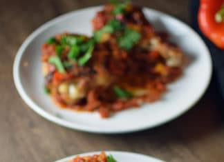 Una «serie gastronómica» con la «piperrade» como protagonista BASQUE CHICKEN WITH SPICY PIPERADE SAUCE