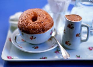 National Geographic: Baionan hartzen da “inoiz dastatu dudan txokolate berorik onena” AM27WM France, Pyrenees Atlantiques, Pays Basque, Bayonne, tea room, chocolate at Cazenave