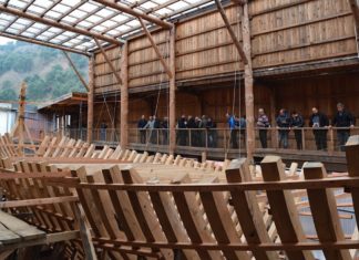 TV de Canadá: La historia de los vascos en Labrador y la reconstrucción de la nao San Juan (vídeo) Everyday, tourists and locals visit the site of the San Juan construction. (Jane Adey/CBC)