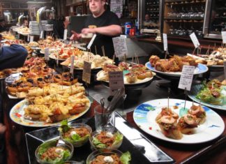 Donostia, “motxiladunentzako bost jomuga gastronomiko onenetan“ aurrenekoa da Pintxos en Donostia. The New Daily (Australia)