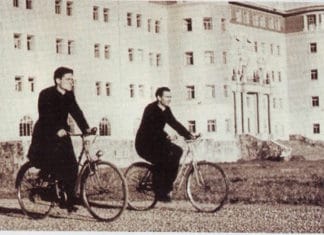 Ustekabeko begirada bat Euskal Herriko txoko oso jakin bati Seminarista en Bicicleta ante el Seminario de Derio