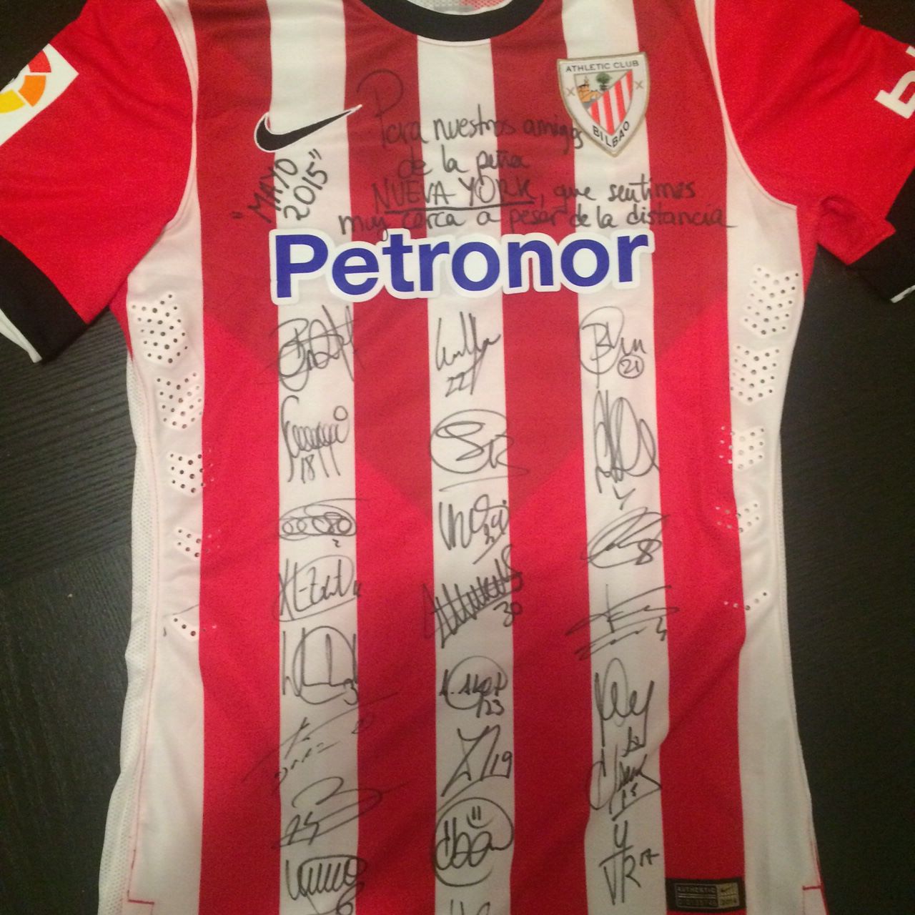 Camiseta firmada para la Peña Athletic