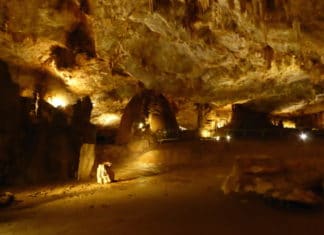 A German woman in the bowels of the “Land of the Basques” Cueva de Pozalagua (Karrantza) Fotografía: Nicole Biarnes