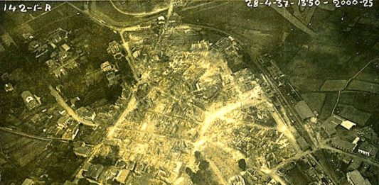 Foto inéditas del Gernika bombardeado del día 28 de Abril de 1937 En el fondo documental del coronel rebelde Francisco Iglesias Brage, que se custodia en el Archivo del Reino de Galicia.