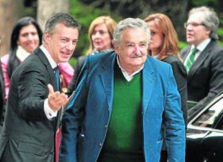 Former President Mujica celebrated his 80th birthday in Euskadi El expresidente uruguayo José Mujica con el lehendakari, Iñigo Urkullu, durante su visita anterior. (Foto: Efe)