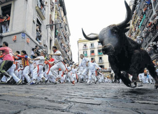 Pamplona, «el pueblucho» que visitó Hemingway en 1923 Hemingway y la Fiesta de San Fermín en Pamplona Polémica, discutida, irresistible, así es esta concentración en toda Navarra. En total, son nueve días de alegría desenfrenada con el toro como rey.