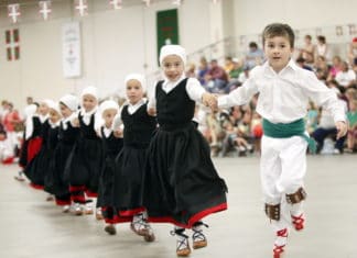 Jaialdi 2015. Una impresionante presencia en los medios, y acaba de empezar FILE - In this Saturday July 31, 2010 photo, John Lejardi, 6, right, and Tea Uranga, lead fellow dancers from the Basque dance group Herribatza Danzariak in Boise, Idaho. One of the largest Basque communities in the United States will spend the next five days celebrating the traditional Jaialdi festival in southwestern Idaho. An estimated 35,000 to 50,000 people are expected to attend the event. (AP Photo/Idaho Statesman, Darin Oswald, File) MANDATORY CREDIT