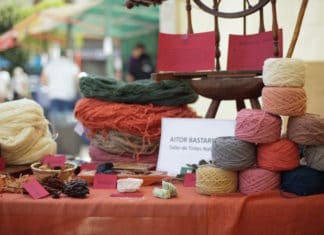 Un artesano vasco citado en una web de artesanía australiana Detalle del stand de Aitor Bastarrika