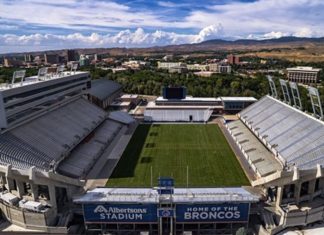Las informaciones previas al Athletic-Xolos en Boise, con vídeos de la transformación del campo El Albertson Stadium de los Broncos con su color azul transformado en verde (Fotografía: Jarrett Mitchell)