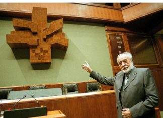 Basterretxearen heriotzaren urteurrena ia ahaztua Euskadin eta gogoratua Mexikon Nestor Basterretxea ante su escultura que representa un árbol de siete ramas que preside el Parlamento Vasco