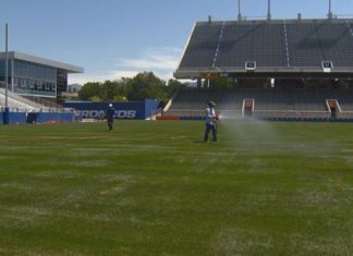 Todo listo para el amistoso de Athletic en Boise de este sábado, incluido el césped verde El azul del Broncos se transforma en el verde del partido amistoso organizado por los vascos de Boise