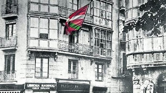 La Ikurriña ondeando por primera vez La Ikurriña ondeando por primera vez