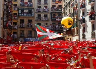 Sanferminak. Ikurriña berriro ere jarria dago Iruñeko Udalea Ikurriña en el Txupinazo Sanfermines 2015
