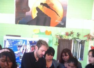 Los peluqueros de Navarra capacitan a mujeres de bajos recursos en Bolivia