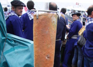 Today, they’re throwing a roof tile into the sea–a great day to pay homage to Basques around the world “Honaino heltzen dira Euskadiko itxuginak”