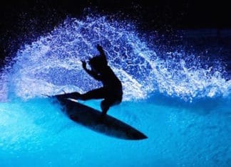 Wavegarden. Surfeando en la noche sobre aguas luminosas (video) y «olas vascas» en París Surfeando por la noche en el wavegarden